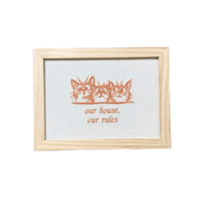 Broderie înrămată 13 x 18 Pisici zburlite Our rules cafea cu lapte