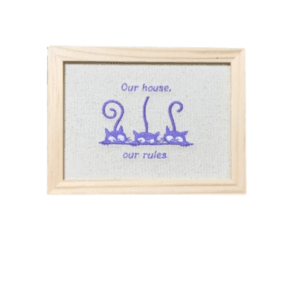 Broderie înrămată 13 x 18 Pisici Our rules mov