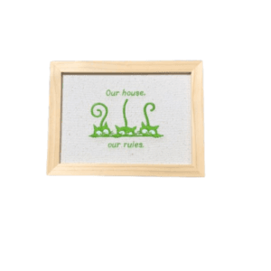 Broderie înrămată 13 x 18 Pisici Our rules verde