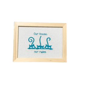 Broderie înrămată 13 x 18 Pisici Our rules albastru