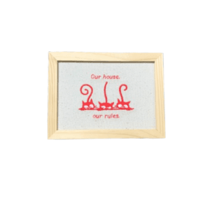 Broderie înrămată 13 x 18 Pisici Our rules roșu