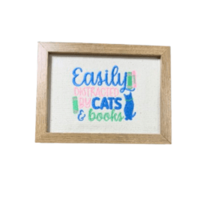 Broderie înrămată 13 x 18 Easily Distracted by Cats and Books